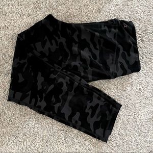 DANSKIN Leggings Black Camoflage Size Large Used
